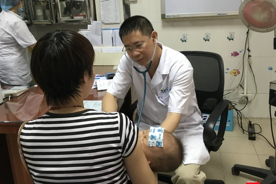 Khám bệnh cho trẻ tại Bệnh viện Nhi Trung ương (ảnh: Thanh Hằng)