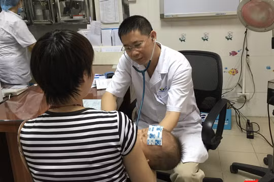 Khám bệnh cho trẻ tại Bệnh viện Nhi Trung ương (ảnh: Thanh Hằng)