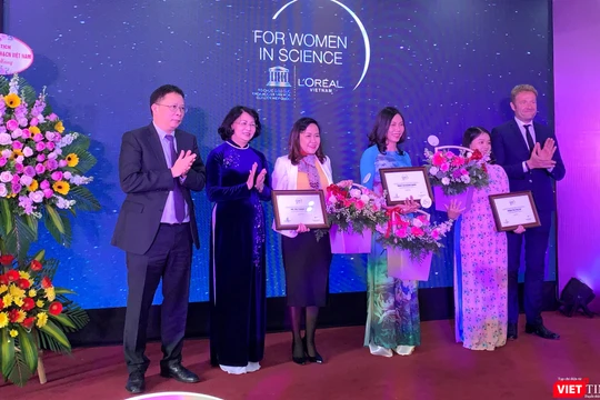 Phó Chủ tịch nước Đặng Thị Ngọc Thịnh và GS. Châu Văn Minh - Chủ tịch Viện Hàn lâm Khoa học và Công nghệ Việt Nam trao Giải thưởng L’Oreál – UNESCO "Vì sự phát triển phụ nữ trong khoa học" cho 3 nhà khoa học nữ xuất sắc năm 2019 