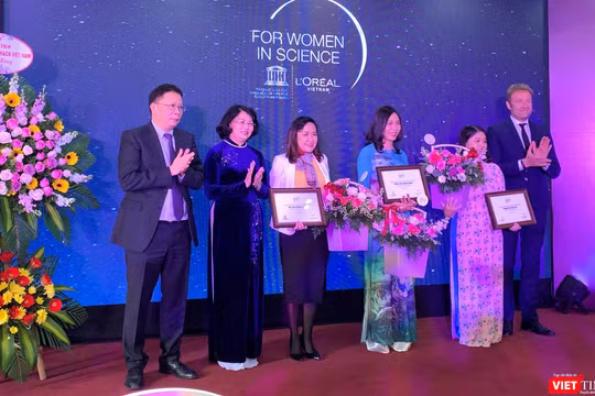 Phó Chủ tịch nước Đặng Thị Ngọc Thịnh và GS. Châu Văn Minh - Chủ tịch Viện Hàn lâm Khoa học và Công nghệ Việt Nam trao Giải thưởng L’Oreál – UNESCO "Vì sự phát triển phụ nữ trong khoa học" cho 3 nhà khoa học nữ xuất sắc năm 2019 