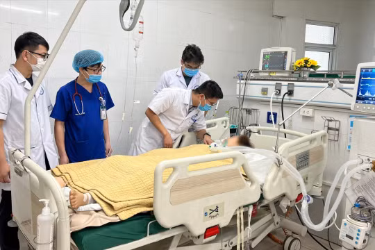 Nữ bác sĩ nghèo bị hôn mê sâu, con 13 tháng tuổi khóc ngặt tìm mẹ