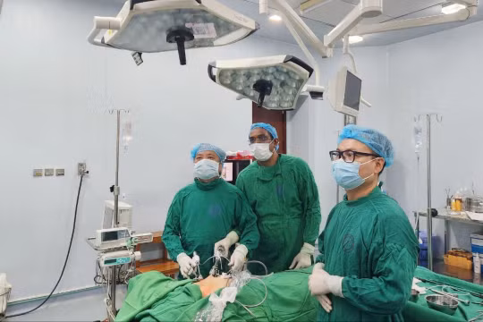 Bác sĩ nước ngoài tới Việt Nam học phương pháp mổ nội soi tuyến giáp “Dr Lương”