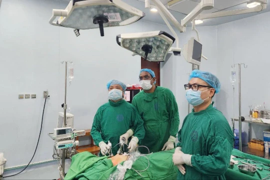 Bác sĩ nước ngoài tới Việt Nam học phương pháp mổ nội soi tuyến giáp “Dr Lương”