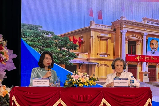 Thứ trưởng Bộ Y tế Nguyễn Thị Liên Hương (trái) và GS. Francoise Barré Sinoussi - người được giải Nobel Y học vì phát hiện ra virus HIV - đồng chủ trì hội thảo khoa học quốc tế “Hướng tới kết thúc dịch bệnh tại Việt Nam” 