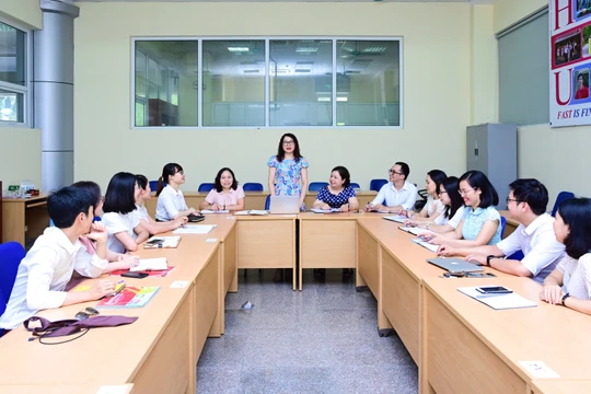 PGS.TS. Thầy thuốc Ưu tú Kim Bảo Giang (người đứng) với các học trò của mình trong một giờ giảng