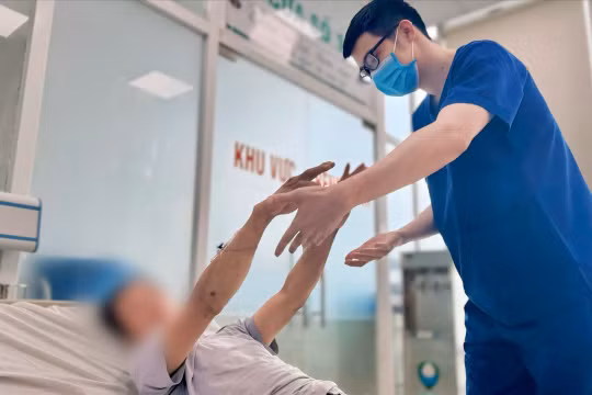 Sốc nhiệt giữa trời nắng 42 độ, nam thợ xây nguy kịch