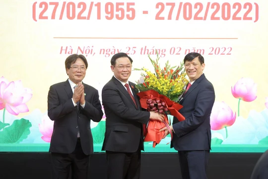 Chủ tịch Quốc hội Vương Đình Huệ chúc mừng lãnh đạo Bộ Y tế và BV Việt Đức nhân Ngày Thầy thuốc Việt Nam 27/2.