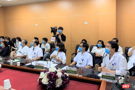 Các chuyên gia ở BV Việt Đức tư vấn KCB từ xa cho các BV tuyến dưới