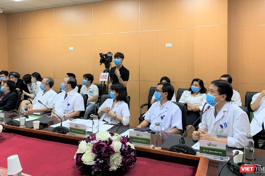 Các chuyên gia ở BV Việt Đức tư vấn KCB từ xa cho các BV tuyến dưới