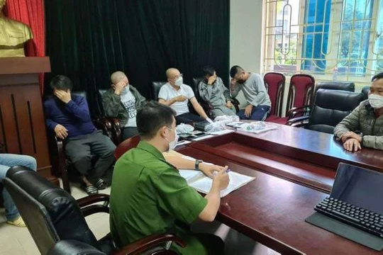 Các đối tượng đánh bạc tại trụ sở Công an quận Nam Từ Liêm (ảnh: Báo Giao thông)