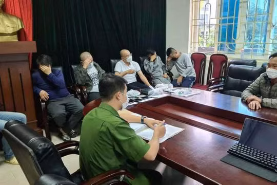Các đối tượng đánh bạc tại trụ sở Công an quận Nam Từ Liêm (ảnh: Báo Giao thông)