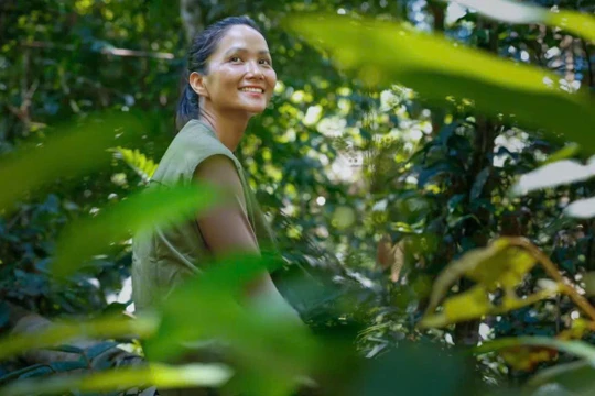 H'Hen Niê xin lỗi sau clip chồng pha cà phê bằng sữa mẹ gây tranh cãi