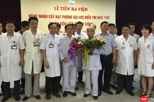Tiễn 2 bệnh nhân tiền liệt tuyến điều trị bằng cấy phóng xạ ra viện