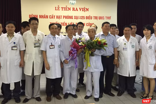Tiễn 2 bệnh nhân tiền liệt tuyến điều trị bằng cấy phóng xạ ra viện