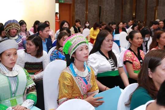 Các cô đỡ thôn bản về dự hội nghị