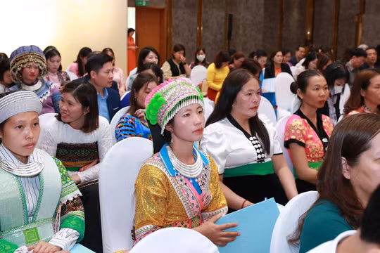 Các cô đỡ thôn bản về dự hội nghị