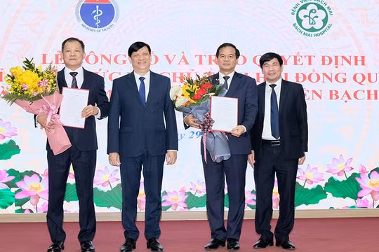 Bộ trưởng Nguyễn Thanh Long trao quyết định chỉ định chức vụ Chủ tịch Hội đồng quản lý Bệnh viện Bạch Mai cho TS. BS Dương Đức Hùng và bổ nhiệm Giám đốc Bệnh viện Bạch Mai cho PGS.TS Đào Xuân Cơ (ảnh: Trần Minh)