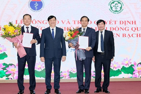 Bộ trưởng Nguyễn Thanh Long trao quyết định chỉ định chức vụ Chủ tịch Hội đồng quản lý Bệnh viện Bạch Mai cho TS. BS Dương Đức Hùng và bổ nhiệm Giám đốc Bệnh viện Bạch Mai cho PGS.TS Đào Xuân Cơ (ảnh: Trần Minh)