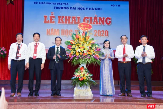 Bộ trưởng Bộ Y tế Nguyễn Thị Kim Tiến chúc mừng năm học mới thầy và trò Trường Đại học Y Hà Nội