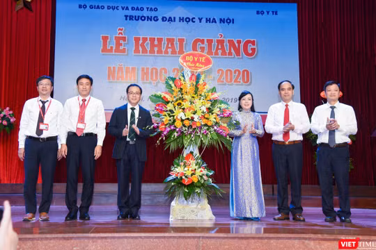 Bộ trưởng Bộ Y tế Nguyễn Thị Kim Tiến chúc mừng năm học mới thầy và trò Trường Đại học Y Hà Nội