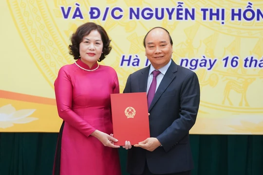 Thủ tướng Nguyễn Xuân Phúc trao Quyết định cho tân Thống đốc Ngân hàng Nhà nước Nguyễn Thị Hồng (Nguồn: VGP)