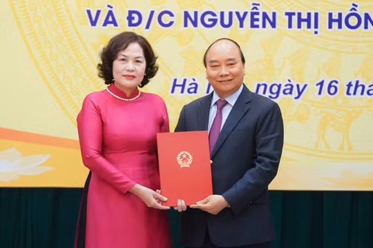 Thủ tướng Nguyễn Xuân Phúc trao Quyết định cho tân Thống đốc Ngân hàng Nhà nước Nguyễn Thị Hồng (Nguồn: VGP)