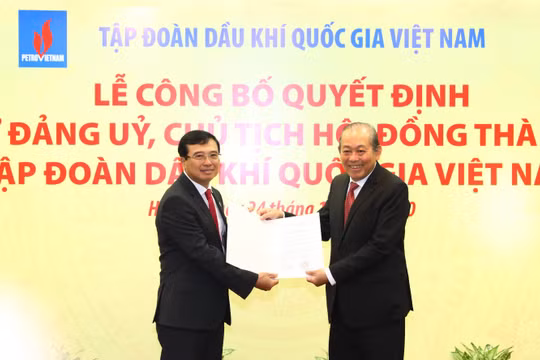 Phó Thủ tướng Thường trực trao quyết định bổ nhiệm Chủ tịch Tập đoàn Dầu khí (Nguồn: VGP/Lê Sơn)