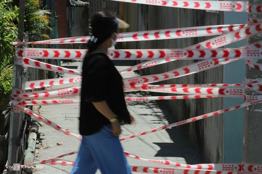 Người dân đi qua khu vực bị phong tỏa tại Đà Nẵng ngày 28/7