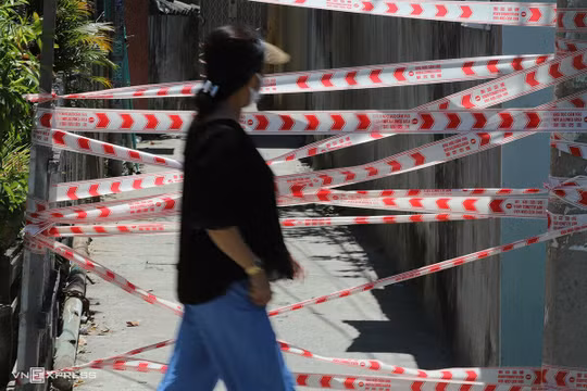 Người dân đi qua khu vực bị phong tỏa tại Đà Nẵng ngày 28/7