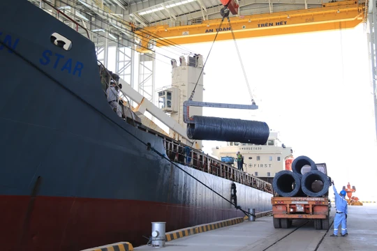 Xuất hàng Thép Hòa Phát tại cảng Dung Quất Hòa Phát (Nguồn: HPG)