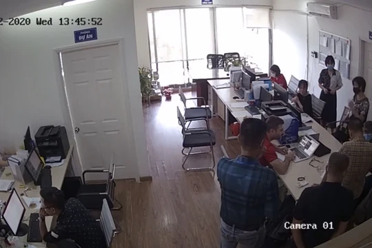 Nhóm người lạ mặt (khoảng 7 người, góc phải) tại căn hộ của ông K.M.D