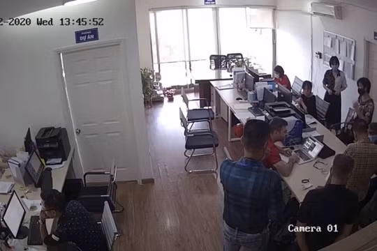 Nhóm người lạ mặt (khoảng 7 người, góc phải) tại căn hộ của ông K.M.D