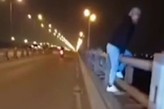  Thanh niên livestream nhảy cầu