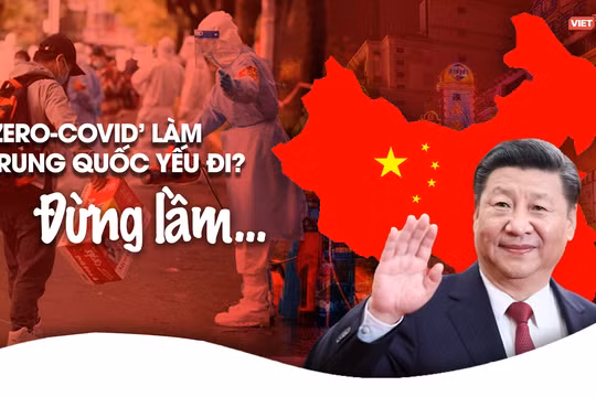 Nhân viên y tế kiểm tra COVID-19 một nhân viên cảng tại Vũ Hán trong tháng 5/2020 (Ảnh: Reuters)