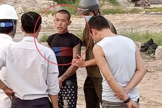 Tài xế lái xe múc đập nát ô tô đối diện tội giết người