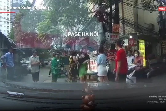 2 thanh niên đánh phụ nữ sau va chạm giao thông