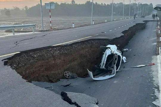 Đường dẫn cầu mới xây bị lún sâu khiến 6 người bị thương