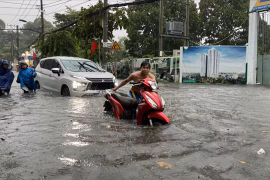 Mưa như trút nước sáng cuối tuần, nhiều người dân TP.HCM khốn khổ vì đường như biến thành sông