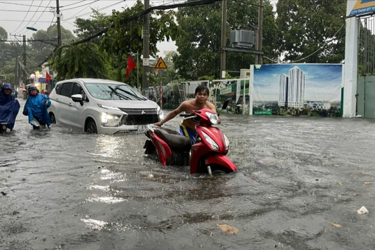 Mưa như trút nước sáng cuối tuần, nhiều người dân TP.HCM khốn khổ vì đường như biến thành sông