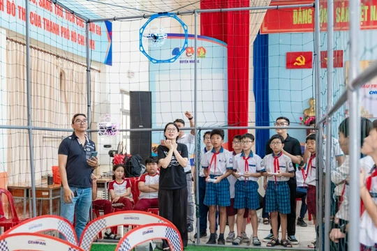 Gieo mầm tình yêu khoa học công nghệ cho học sinh bằng... drone