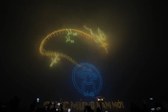 Trình diễn ánh sáng bằng drone được thực hiện thế nào để tạo nên tiết mục đẹp mắt, an toàn?