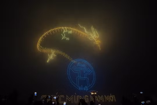 Trình diễn ánh sáng bằng drone được thực hiện thế nào để tạo nên tiết mục đẹp mắt, an toàn?