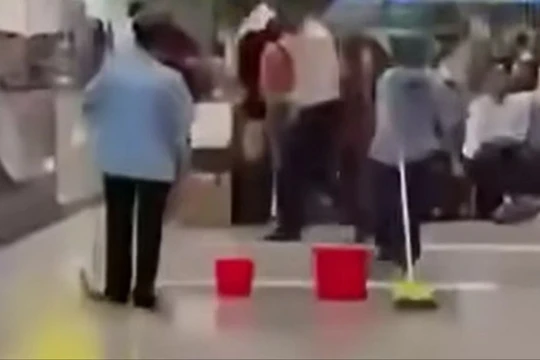 Nhà ga T3 Tân Sơn Nhất đầu tư 11.000 tỷ đồng bị dột sau mưa lớn