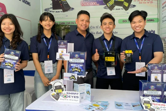  Trợ lý ảo cho người mù, hoạt động như đôi mắt do 4 học sinh chế tạo