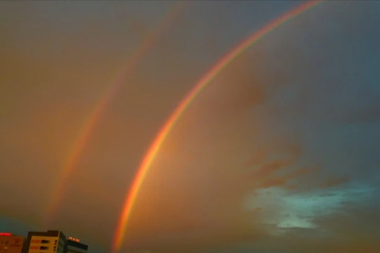 TP.HCM xuất hiện cầu vồng đôi, người dân thích thú chụp ảnh