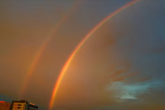 TP.HCM xuất hiện cầu vồng đôi, người dân thích thú chụp ảnh