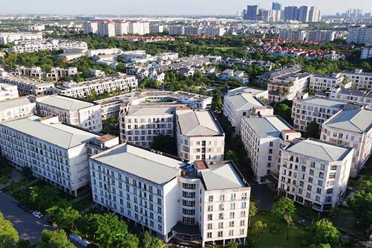 Người dân thu nhập thấp chỉ biết trông chờ vào nhà ở xã hội khi giá chung cư thương mại quá cao.