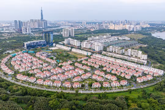 Mùa ĐHĐCĐ 2025 của doanh nghiệp địa ốc: Điểm tên các ông lớn đặt mục tiêu táo bạo và “cài số lùi”