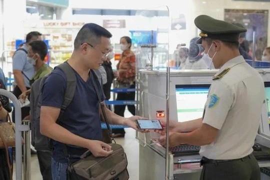 Đề xuất cá nhân nợ thuế 120 ngày từ 10 triệu đồng, đại diện doanh nghiệp nợ từ 100 triệu đồng sẽ bị tạm hoãn xuất cảnh. Ảnh minh họa.