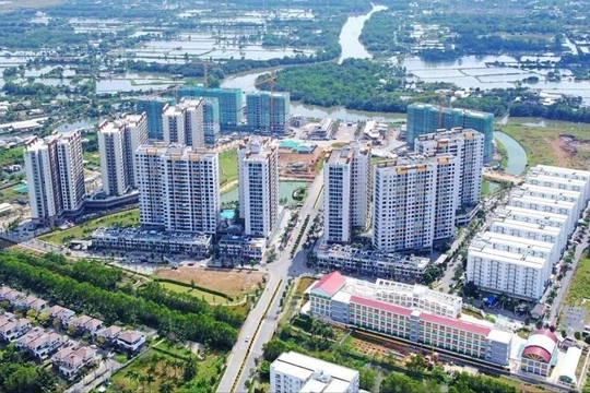 Thị trường nhà ở đang xảy ra hiện tượng dự án cao cấp ngày càng nhiều, trong khi nguồn cung nhà ở giá rẻ lại hạn chế.